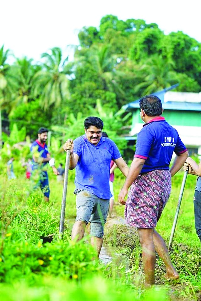 ഡിവൈഎഫ്ഐ യൂത്ത് ബ്രിഗേഡിനൊപ്പം