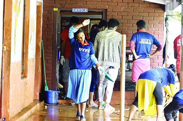 ഡിവൈഎഫ്ഐ യൂത്ത് ബ്രിഗേഡ് വെള്ളപ്പൊക്ക ദുരിതാശ്വാസ പ്രവർത്തനത്തിൽ