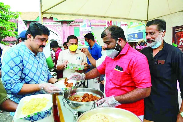 ഡിവൈഎഫ്ഐ സംഘടിപ്പിച്ച ഫുഡ് ഫെസ്റ്റിവലിൽ പങ്കെടുക്കുന്ന എഎ റഹിം