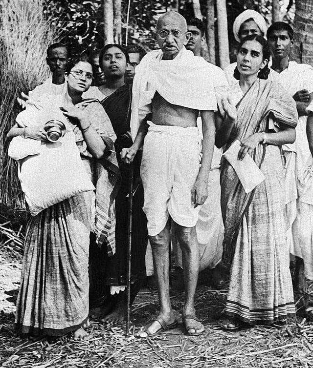 ഗാന്ധിജിയുടെ കൊച്ചുമകൾ അവാ ഗാന്ധിയും ഡോ. സുശീല നയ്യാർക്കുമൊപ്പം