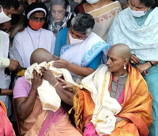 വാളയാർ പെൺകുട്ടികളുടെ അമ്മ തല മുണ്ഡനം ചെയ്തപ്പോൾ. ലതിക സുഭാഷ് സമീപം (ഫയൽ ചിത്രം)
