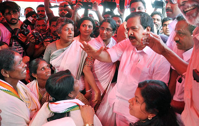 മൂന്നാറിലെ പെമ്പിളൈ ഒരുമ നടത്തിയ അനിശ്ചിതകാല സമരം നടക്കുന്ന വേദി സന്ദർശിക്കുന്ന പ്രതിപക്ഷ നേതാവ് രമേശ് ചെന്നിത്തല. ഷാനിമോൾ ഉസ്മാൻ, ലതിക സുഭാഷ് എന്നിവർ സമീപം