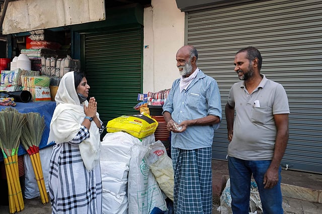 ആലുവയിൽ ഇടതുപക്ഷ സ്ഥാനാർത്ഥി ഷെൽന നിഷാദ് വോട്ടഭ്യർത്ഥിക്കുന്നു