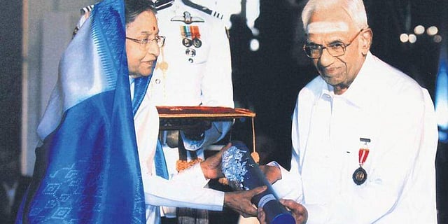 രാഷ്ട്രപതി പ്രതിഭാ പാട്ടീലില് നിന്നും പത്മഭൂഷണ് ബഹുമതി സ്വീകരിക്കുന്നു