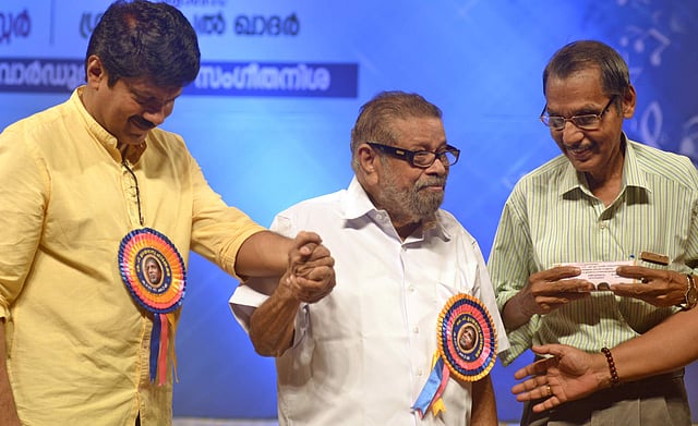 ഗായകൻ വേണുഗോപാൽ, അർജുനൻ മാഷ് എന്നിവർക്കൊപ്പം പൂവച്ചൽ ഖാദർ ഒരു പുരസ്കാരദാന ചടങ്ങിൽ