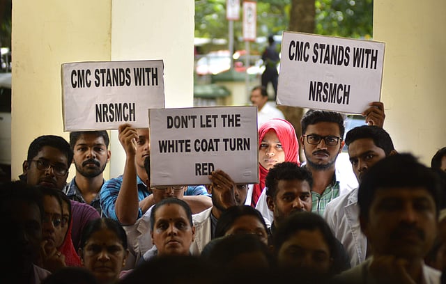 ഡോക്ടർമാർക്കെതിരായ അക്രമങ്ങളിൽ പ്രതിഷേധിക്കുന്നവർ