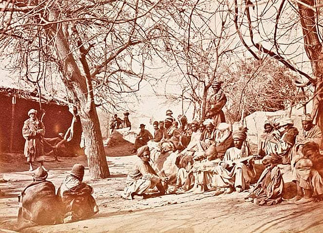 ജലാലബാദിലെ തെരുവിൽ വാദ്യസംഘത്തിന്റെ പ്രകടനം ആസ്വദിക്കുന്ന ജനക്കൂട്ടം- പഴയകാല ചിത്രം