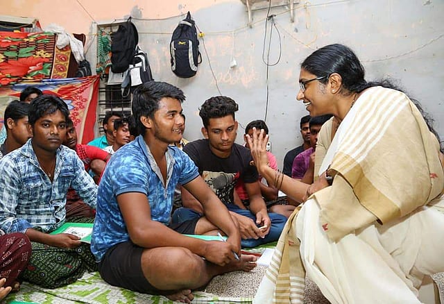 പെരുമ്പാവൂരിൽ ഇതര സംസ്ഥാന തൊഴിലാളികൾക്കൊപ്പം ഡോ. പിഎസ് ശ്രീകല