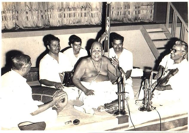 കച്ചേരിയിൽ ചെമ്പൈക്ക് അകമ്പടി സേവിക്കുന്ന ജയനും വജയനും