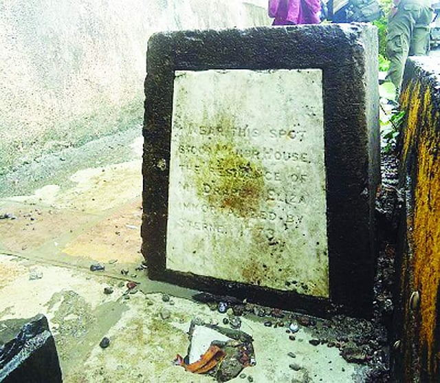 എലീസയുടെ ബോംബെയിലെ താമസ സ്ഥലം മെറിൻ ഹൗസ് അടയാളപ്പെടുത്തുന്ന ഫലകം ഡോക്ക് യാർഡ് റെയിൽവേ സ്റ്റേഷന് അടുത്തുള്ള ഒരു പൂന്തോട്ടത്തിൽ