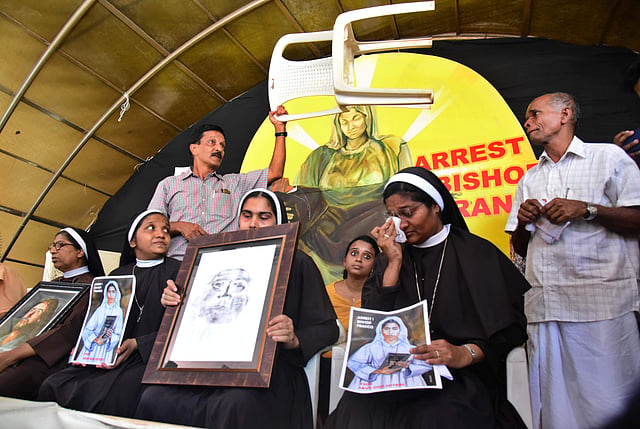 ജലന്ധർ ബിഷപ്പായിരുന്ന ഫ്രാങ്കോ മുളയ്ക്കലിനെ അറസ്റ്റ് ചെയ്യാത്തതിൽ പ്രതിഷേധിച്ച് ജോയിൻ ക്രിസ്ത്യൻ കൗൺസിലിന്റെ നേതൃത്വത്തിൽ കന്യാസ്ത്രീകൾ കൊച്ചിയിൽ നടത്തിയ സമരം