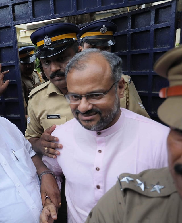ഹൈക്കോടതി ജാമ്യം അനുവദിച്ചതിനെ തുടർന്ന് പാലാ സബ് ജയിലിൽ നിന്ന് പുറത്തേക്കു വരുന്ന ഫ്രാങ്കോ മുളയ്ക്കൽ
