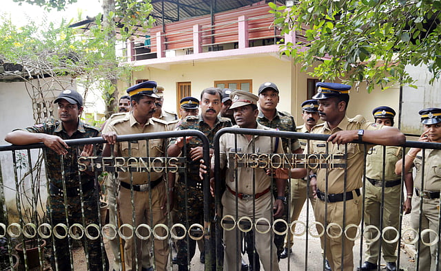 ബിഷപ്പ് ഫ്രാങ്കോ മുളയ്ക്കലിനെ കേസന്വേഷണ വഴികളിൽ തെളിവെടുപ്പിനായി കുറുവിലങ്ങാട് മഠത്തിൽ എത്തിച്ചപ്പോൾ (ഫയൽ ചിത്രം)