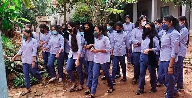 ബാലുശ്ശേരി ഗവ. ഹയർ സെക്കൻഡറി സ്കൂളിലെ വിദ്യാർത്ഥികൾ
