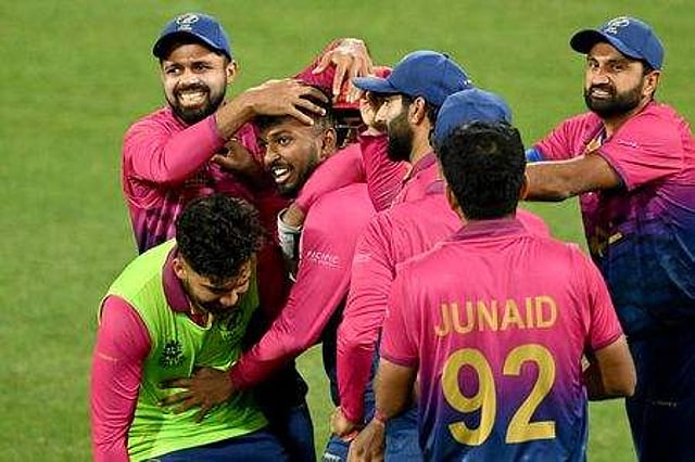 ഹാട്രിക് നേടിയ മെയ്യപ്പനെ അനുമോദിക്കുന്ന സഹതാരങ്ങൾ