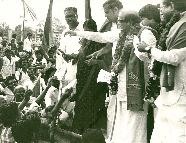 കരുണാനിധി പ്രചാരണത്തിനിടെ