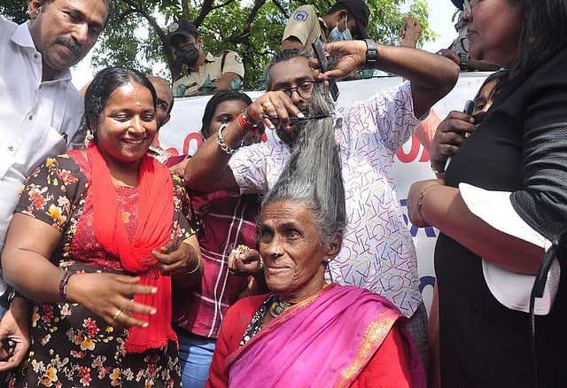 എൻഡോസൾഫാൻ ഇരകളുടെ സമരത്തിന്റെ ഭാഗമായി മുടിമുറിക്കുന്ന ദയാബായി