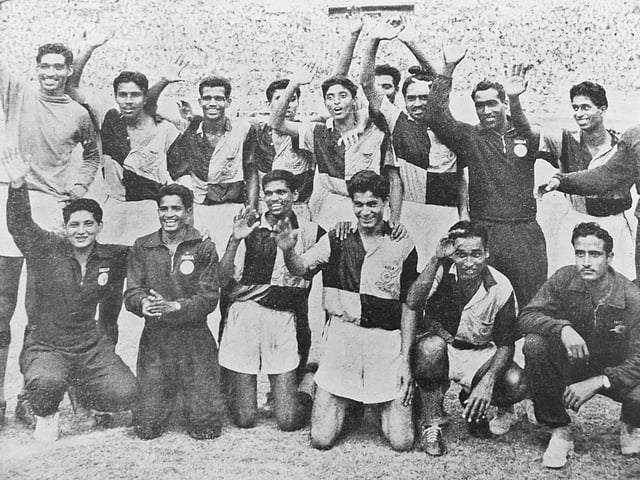 1962ൽ ദക്ഷിണ കൊറിയയെ കീഴടക്കി ഏഷ്യൻ ഗെയിംസ് സ്വർണം നേടിയ ഇന്ത്യൻ ടീം