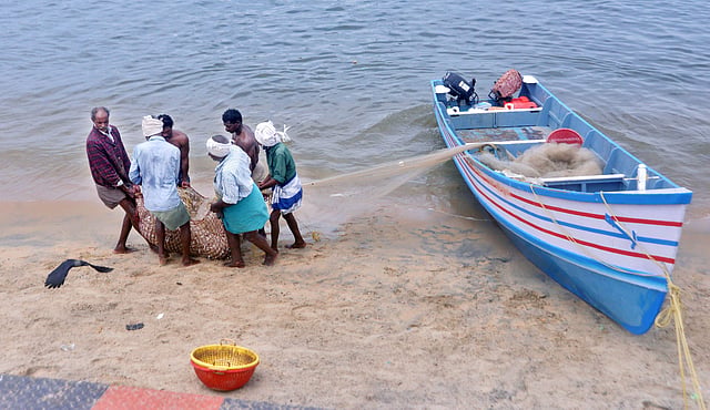 കടൽ കയറിയ വിഴിഞ്ഞം തീരത്ത് മത്സ്യബന്ധനത്തിന് ശേഷം കരയ്ക്കെത്തുന്ന തൊഴിലാളികൾ/ ഫോട്ടോ: വിൻസെന്റ് പുളിക്കൽ/ എക്സ്പ്രസ്