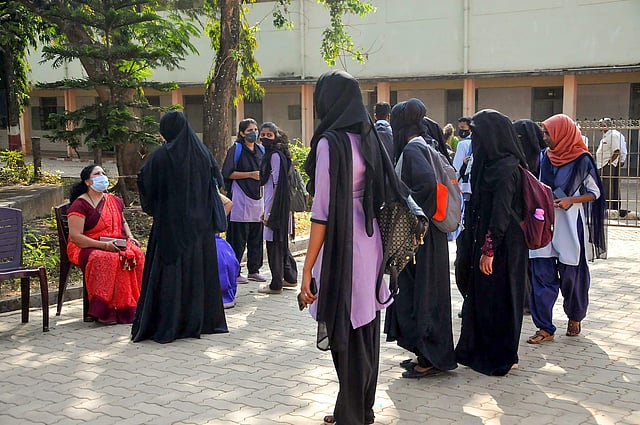 ചിക്കമംഗലൂർ ഗവൺമെന്റ് കോളജിൽ ഹിജാബ് ധരിച്ചു വന്ന പെൺകുട്ടികളെ ക്ലാസിൽ കയറ്റാതെ പുറത്തു നിർത്തിയിരിക്കുന്നു/ ഫോട്ടോ: പിടിഐ