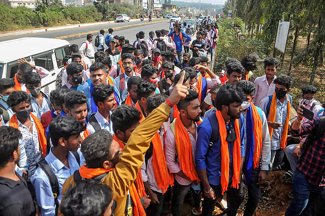 ഹിജാബ് ധരിച്ചെത്തിയ പെൺകുട്ടികൾക്കെതിരേ കാവി ഷാൾ ധരിച്ച് വന്ന വിദ്യാർത്ഥികൾ. ചിക്കമംഗലൂരിൽ നിന്നുള്ള ചിത്രം/ ഫോട്ടോ: പിടിഐ