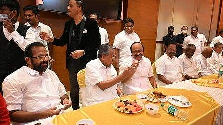 ഇഫ്താർ വിരുന്നിൽ മുഖ്യമന്ത്രിയും പ്രതിപക്ഷ നേതാവും