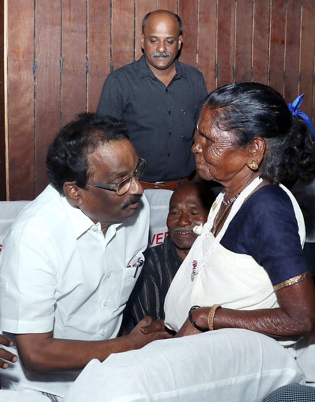 2019ൽ പണിയ വിഭാഗത്തിൽപ്പെട്ടവർ തിരുവനന്തപുരത്ത് നടക്കുന്ന ചലച്ചിത്രോത്സവത്തിൽ പങ്കെടുക്കാനെത്തിയപ്പോൾ. പണിയരുടെ ജീവിതം പകർത്തിയ കെഞ്ചിര എന്ന ചിത്രം അന്ന് പ്രദർശിപ്പിച്ചിരുന്നു. സാസ്കാരിക മന്ത്രി എകെ ബാലനുമായി സംസാരിക്കുന്ന പണിയ സ്ത്രീ