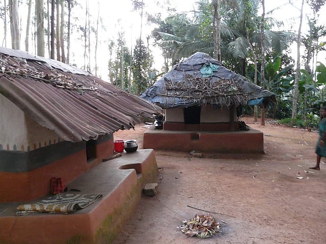 ചെറുകൂരകൾ. പാഡികളെന്ന് വിളിക്കപ്പെടുന്ന ചെറു ഗ്രാമത്തിലാണ് ഈ കൂരകൾ കാണുക. പലതും ജന്മിമാരുടെ പറമ്പിനോട് ചേർന്നാകും