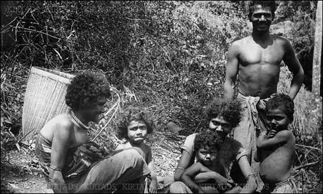 പണിയ വിഭാഗക്കാരുടെ പഴയകാല ചിത്രങ്ങൾ. കടപ്പാട് കിർത്താഡ്സ്