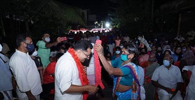 അണികളുടെ സ്നേഹഹാരം സ്വീകരിച്ച്