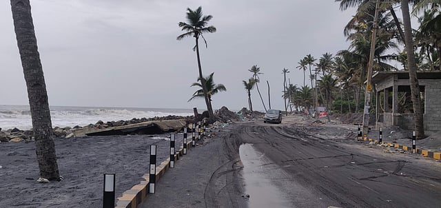 വലിയഴീക്കൽ പാലത്തിനു തൊട്ടടുത്ത് കടൽ കയറി തീരദേശപാത തകർന്നപ്പോൾ