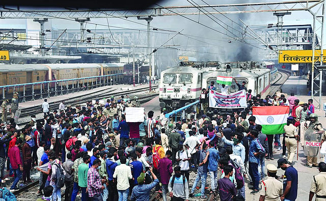 സെക്കന്തരാബാദ് റെയിൽവേ സ്റ്റേഷനിൽ റെയിൽവേ ട്രാക്കിലിറങ്ങി പ്രതിഷേധിക്കുന്നവർ/ ഫോട്ടോ: പിടിഐ