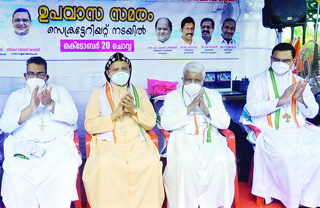 പുതിയ ദേശീയ വിദ്യാഭ്യാസ നയത്തിലെ ആശങ്കകൾ ചൂണ്ടിക്കാട്ടി കെസിബിസിയുടെ വിദ്യാഭ്യാസ കമ്മീഷൻ ചെയർമാനായ ജോഷ്വാ മാർ ഇഗ്നാത്തിയോസ് സെക്രട്ടേറിയറ്റിനു മുന്നിൽ നടത്തിയ നിരാഹാര സമരത്തിന് ലത്തീൻ കത്തോലിക്കാസഭയുടെ തിരുവനന്തപുരം അതിരൂപതാ ആർച്ച് ബിഷപ്പായിരുന്ന ഡോ. എം സൂസപാക്യം പിന്തുണയർപ്പിച്ച് സമര പന്തലിൽ. ബിഷപ്പി പോൾ ആന്റണി മുല്ലശ്ശേരി സമീപം