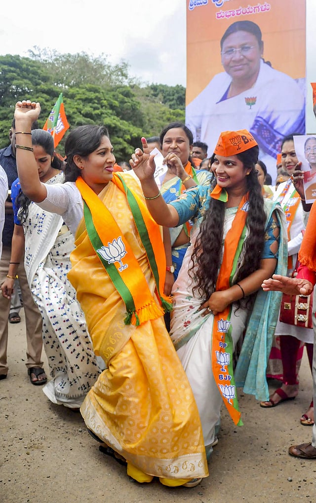 കർണാടകയിൽ ബിജെപി പ്രവർത്തകരുടെ ആഘോഷം