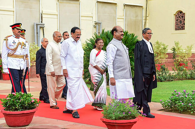 റാംനാഥ് കോവിന്ദ്, ദ്രൗപദി മുർമു, ഉപരാഷ്ട്രപതി വെങ്കയ്യ നായിഡു, ലോക്സഭാ സ്പീക്കർ ഓം ബിർള, ചീഫ് ജസ്റ്റിസ് എംവി രമണ എന്നിവർ സത്യപ്രതിജ്ഞാ ചടങ്ങിന് എത്തുന്നു