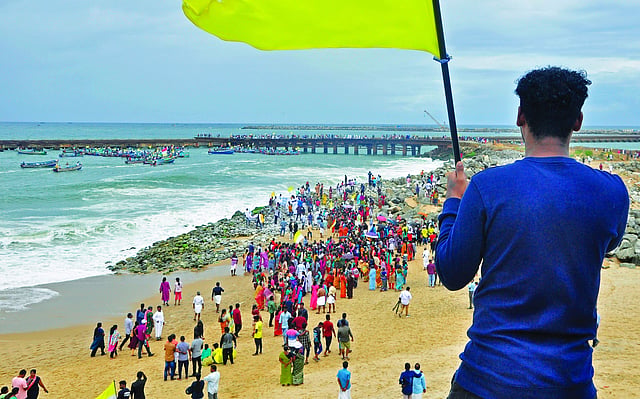 വിഴിഞ്ഞം തുറമുഖ പ്രദേശത്ത് സമരക്കാർ നിലയുറപ്പിച്ചപ്പോൾ
