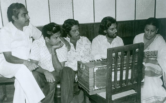 രവീന്ദ്ര ജെയിന്, ഹരിഹരന്, യേശുദാസ്, ഹേമലത തുടങ്ങിയവര്ക്കൊപ്പം ‘സുജാത’യിലെ ആശ്രിതവത്സലനേ എന്ന പാട്ടിന്റെ സൃഷ്ടിക്കിടെ