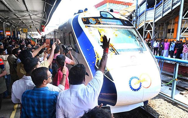 വന്ദേഭാരതിനെ ബിജെപി പ്രവര്ത്തകര് സ്വീകരിക്കുന്നു/ ഫെയ്സ്ബുക്ക്