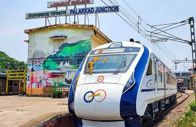 വന്ദേഭാരത് ട്രെയിന് പാലക്കാട് സ്റ്റേഷനില്/ ട്വിറ്റര്