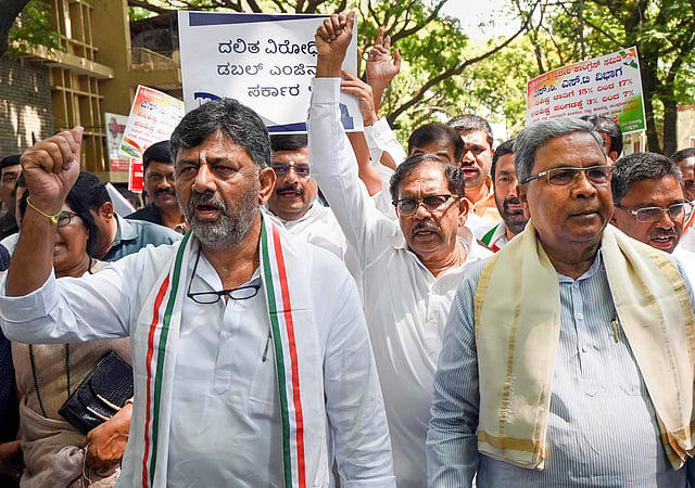 പട്ടികജാതി- പട്ടിക വർഗ സംവരണം നടപ്പാക്കാത്തതിനെതിരേ കോൺഗ്രസ് നടത്തിയ പ്രതിഷേധ റാലിയിൽ കെപിസിസി പ്രസിഡന്റ് ഡികെ ശിവകുമാറും മുതിർന്ന നേതാവ് സിദ്ധരാമയ്യയും അണികൾക്കൊപ്പം