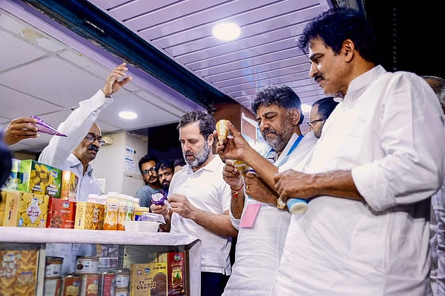 കർണാടക മിൽക്ക് ഫെഡറേഷന് പിന്തുണ നൽകി നന്ദിനി ഔട്ട്ലെറ്റിൽ രാഹുൽ ഗാന്ധി