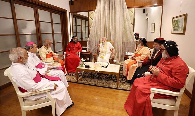 കൊച്ചിയിലെത്തിയ പ്രധാനമന്ത്രി നരേന്ദ്ര മോദി ക്രൈസ്തവ മത മേലധ്യക്ഷൻമാരുമായി ചർച്ച നടത്തുന്നു