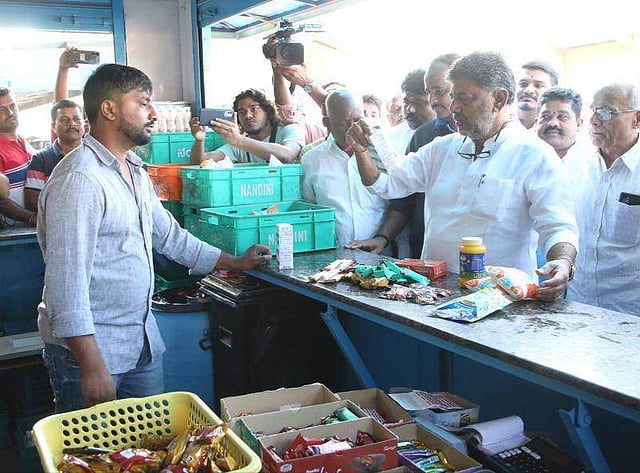 നന്ദിനിയുടെ ഔട്ട്ലെറ്റിൽ കെപിസിസി അധ്യക്ഷൻ ഡികെ ശിവകുമാറും കോൺഗ്രസ് നേതാക്കളും