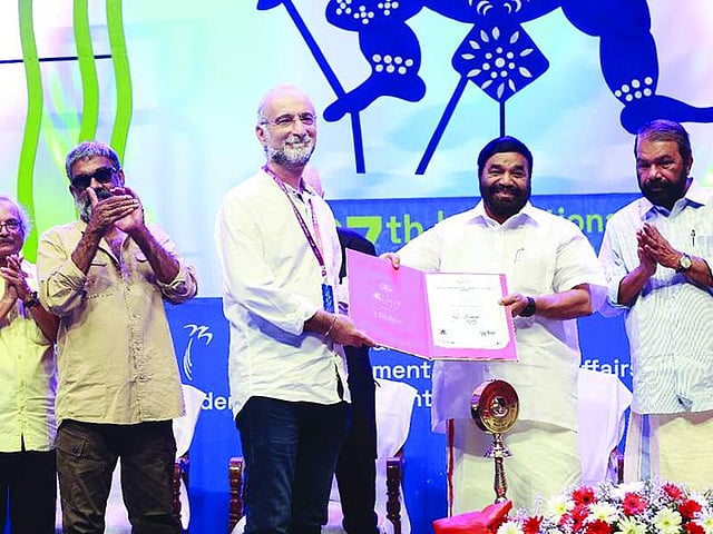 മികച്ച സംവിധായകനുള്ള രജത ചകോരം ടൈഫണ് പേഴ്സിമോഗ്ലോയ്ക്ക് മന്ത്രി വിഎൻ വാസവൻ സമ്മാനിക്കുന്നു