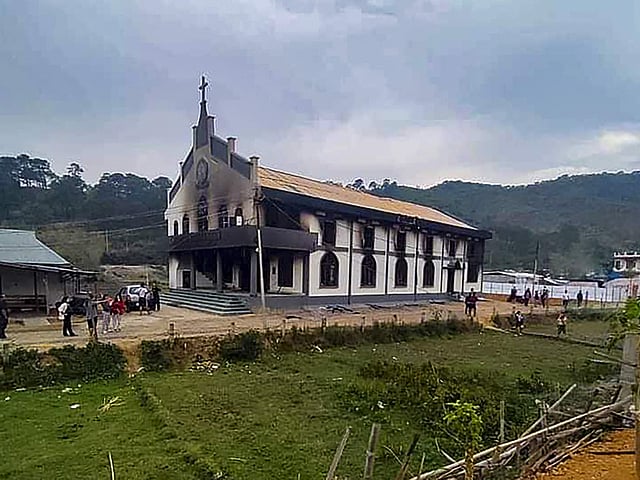 കലാപകാരികൾ കത്തിച്ച ക്രിസ്ത്യൻ ദേവാലയം/ പിടിഐ