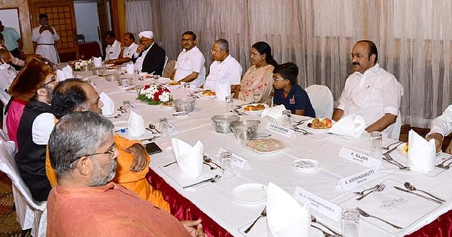 ഇഫ്താർ വിരുന്നിൽ മുഖ്യമന്ത്രി പിണറായി വിജയനും പ്രതിപക്ഷ നേതാവ് വിഡി സതീശനും