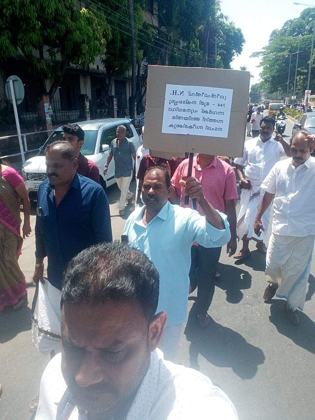 പുനരധിവാസത്തിനായി ഭൂവുടമകളുടെ പ്രതിഷധം