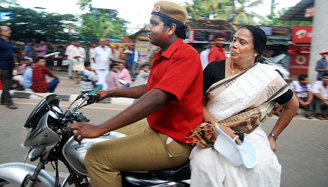 2013ൽ സെക്രട്ടേറിയറ്റ് നടയിൽ നടന്ന സമരത്തിൽ പങ്കെടുക്കാനായി റെഡ് വളണ്ടിയറുടെ ബൈക്കിൽ എത്തുന്ന പികെ ശ്രീമതി
