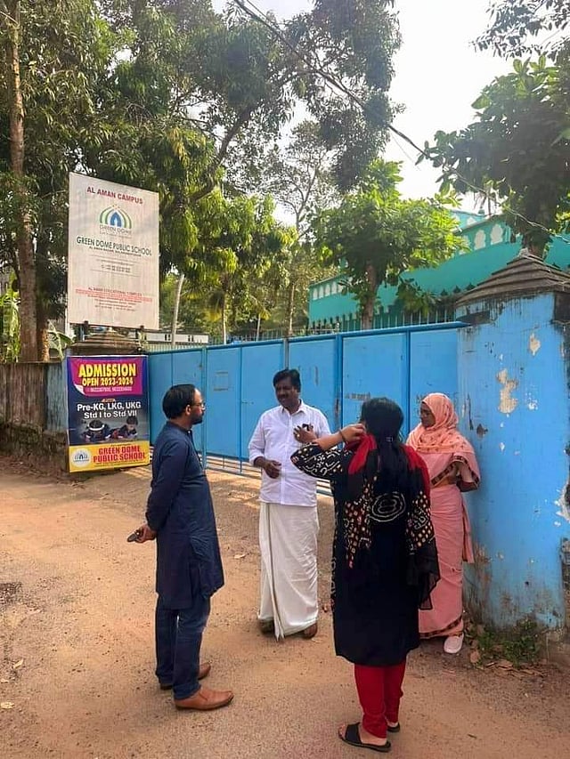 അസ്മിയ പഠിച്ച മതപഠന കേന്ദ്രത്തിന്റെ മുന്നിൽ സാമൂഹിക പ്രവർത്തകർ (ശ്രീജ നെയ്യാറ്റിൻകരയുടെ ഫെയ്സ്ബുക്ക് പേജിൽ നിന്ന്)