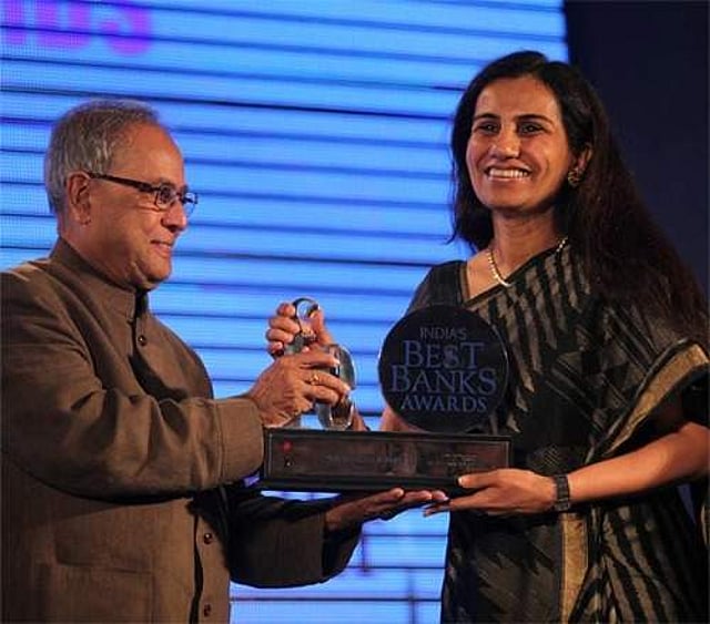 രാഷ്ട്രപതി പ്രണബ് മുഖർജിയിൽ നിന്നു അവാർഡ് ഏറ്റുവാങ്ങുന്ന ചന്ദ കൊച്ചാർ